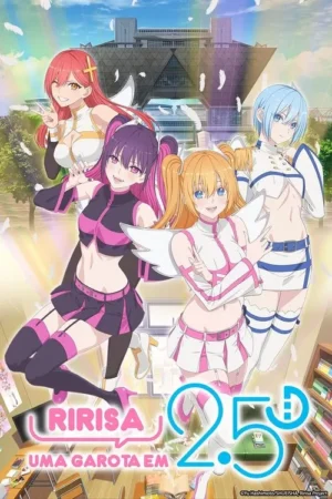Quatro garotas anime de cosplay com asas posam alegres. Fundo mistura um centro de convenções, céu azul e uma sala de aula. Penas caem.