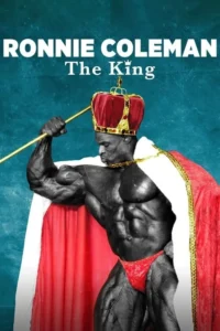 Homem musculoso, em tons escuros, veste coroa, manto vermelho e sunga. Segura cetro dourado. Fundo azul. Clima de realeza e força.