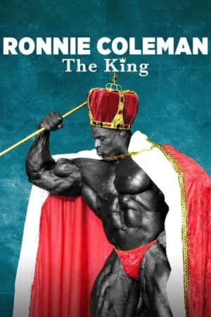 Homem musculoso, em tons escuros, veste coroa, manto vermelho e sunga. Segura cetro dourado. Fundo azul. Clima de realeza e força.