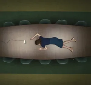 Mulher em vestido caída sobre mesa de reunião, ligada por cabo a um celular. Cenário corporativo escuro.