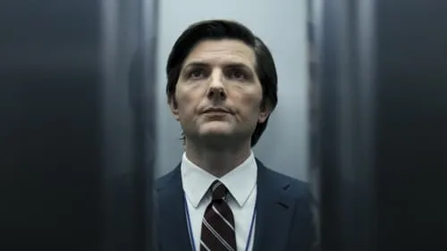 Ruptura – T01E07:Jazz desafiador 1 Um homem de terno sério,com cabelo escuro,enquadrado em um corredor estreito e escuro. Seu olhar é fixo,criando um clima misterioso.