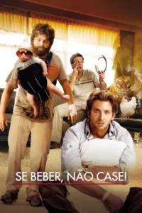 Três homens desgrenhados num quarto bagunçado. Um bebê de óculos, um tigre e uma galinha, em clima de caos e ressaca.