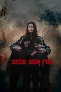 Pôster escuro:Mulher protetora abraça duas crianças em paisagem desolada e embaçada. Manchas vermelhas sugerem perigo. Atmosfera tensa.