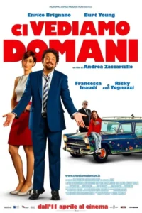 Um homem animado de terno azul e uma mulher elegante. Um carro azul vintage decorado com flores,uma menina e outro homem. Clima alegre.