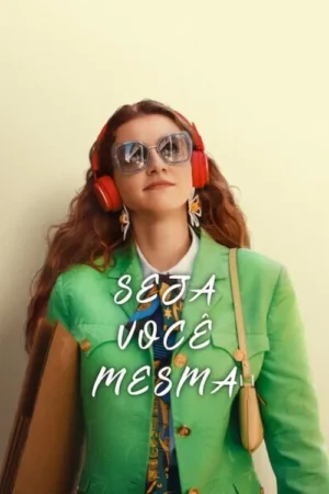 Mulher ruiva com óculos grandes, fones vermelhos e blazer verde. Olhar confiante em fundo claro. Slogan: Seja Você Mesma.