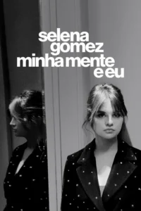 Pôster P&B:Mulher com blazer e mecha de cabelo clara olha para frente,com reflexo de perfil no espelho. Clima introspectivo.