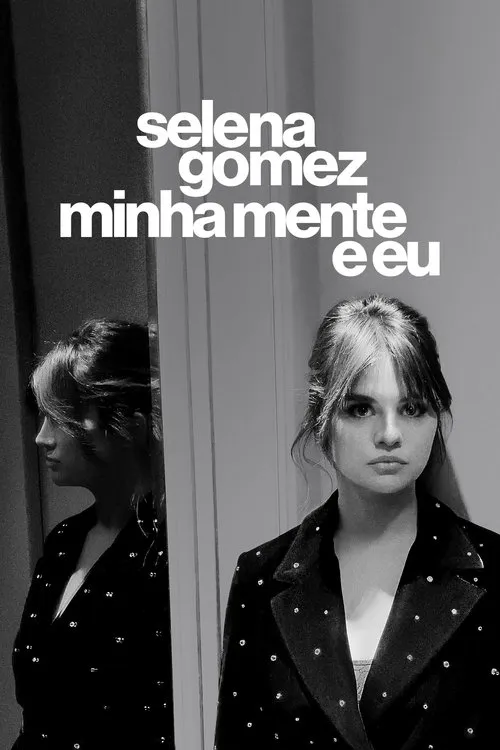 Pôster P&B:Mulher com blazer e mecha de cabelo clara olha para frente,com reflexo de perfil no espelho. Clima introspectivo.