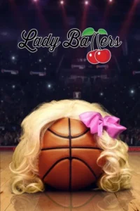 Uma bola de basquete com peruca loira ondulada e laço rosa brilhante em quadra,com arquibancada de estádio desfocada ao fundo.