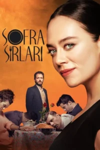 Mulher em close-up sorri, olhando o espectador. Outras pessoas estão adormecidas à mesa, com um homem observando, em fundo laranja.