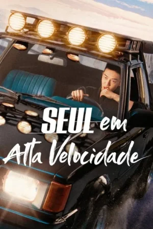 Pôster: Homem asiático em carro de rali preto com luzes acesas, em alta velocidade, levantando poeira. Clima de ação e adrenalina.