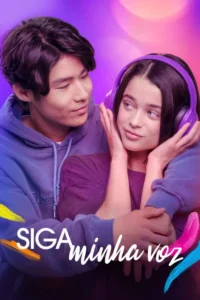 Dois jovens,rapaz e rapariga,abraçados. Ela usa fones roxos. Fundo vibrante roxo e rosa com luzes. Clima sonhador e musical.