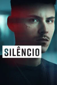 Close-up de jovem de olhar sério e cicatrizes no rosto,com bigode. Fundo escuro azulado com efeito de falha digital vermelho. Clima tenso.