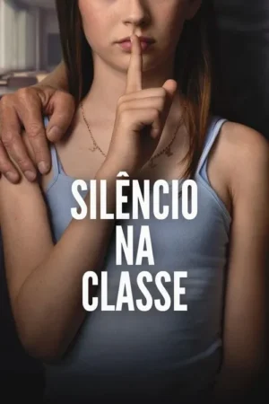 Uma jovem faz shhh com o dedo nos lábios, enquanto uma mão adulta repousa em seu ombro. Cenário escuro, clima tenso e de segredo.