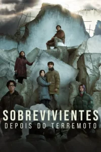 Grupo de sobreviventes em roupas de inverno sobre blocos de concreto e escombros sob um céu nublado. Clima desolador.
