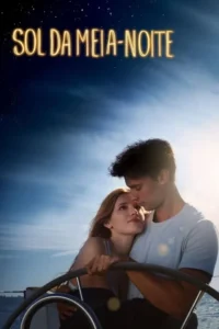 Casal jovem em um barco. Ela olha para ele que a abraça gentilmente sob um céu que vai da noite estrelada ao dia claro. Clima romântico.