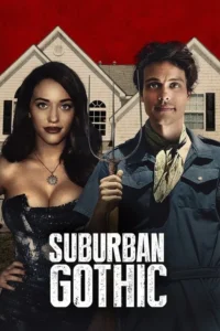 Mulher glamorosa e homem com forcado posam à frente de uma casa suburbana sob céu vermelho. Clima estranho e misterioso.