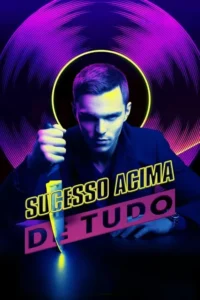 Jovem de casaco com olhar intenso segura faca afiada. Fundo escuro vibrante com neon roxo e círculo amarelo. Clima de suspense.