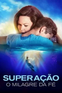 Mulher e jovem se abraçam com tristeza sob céu claro. Abaixo da água,um jovem flutua,alcançando uma luz brilhante. Drama e esperança.