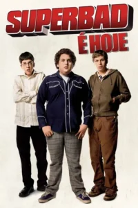 Superbad: É Hoje 4 Três adolescentes com expressões surpresas/nervosas em pé contra um fundo claro e simples. Clima de comédia jovem.