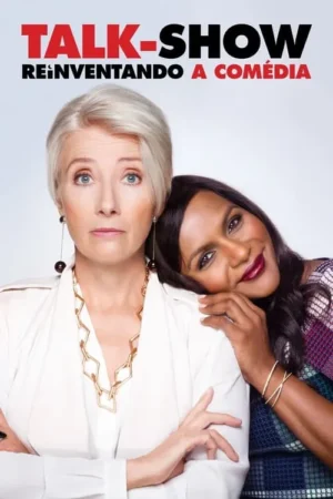 Duas mulheres posam. Uma mais velha, séria, cabelo grisalho. Outra mais jovem, sorridente, encosta nela. Fundo branco.