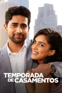 Temporada de Casamentos 9 Casal sorridente, ela com o braço no ombro dele, em cenário urbano iluminado. Ele usa blazer cinza, ela um vestido claro. Clima romântico.