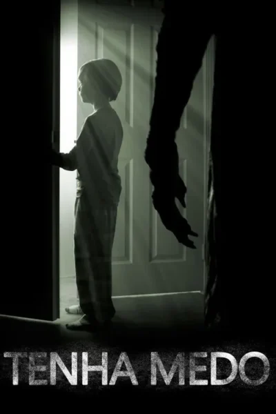 Pôster de horror: Criança em uma porta iluminada, confrontada por uma silhueta escura e monstruosa. Atmosfera aterrorizante.