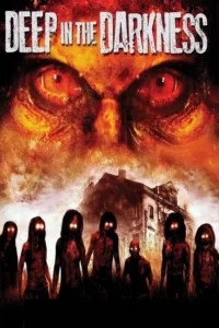 Pôster de terror. Olhos vermelhos e flamejantes pairam sobre uma casa sombria. Zumbis com olhos brilhantes em primeiro plano.