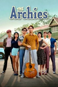 Sete jovens, em roupas vintage, posam com um violão em rua com casas antigas e árvores. Ambiente jovial e nostálgico.