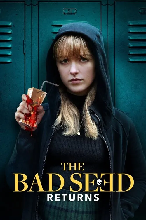 The Bad Seed Returns 1 Menina loira séria com capuz preto,espremendo caixa de suco amassada com líquido vermelho que parece sangue. Fundo de armários.