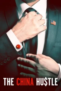 Close-up de um homem de terno ajustando a gravata. Pin da bandeira dos EUA na lapela,abotoadura da bandeira da China no punho.