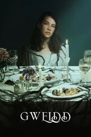 Jovem mulher de rosto sujo sentada à mesa escura, iluminada por velas, com restos de comida e galhos. Clima sombrio.