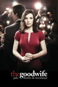 Mulher de vestido vermelho e colar,olhar determinado,à frente de homem de costas. Fundo com flashes da imprensa.