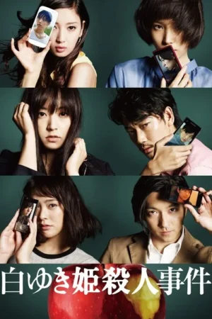 Seis pessoas sérias, em grade contra fundo verde escuro, seguram celulares mostrando outros rostos. Grande maçã mordida embaixo. Clima de mistério e suspense.