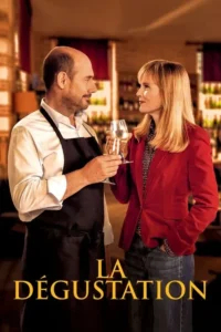 Homem de avental e mulher de blazer vermelho brindam com vinho,olhando-se. Cenário de restaurante/bar aconchegante.