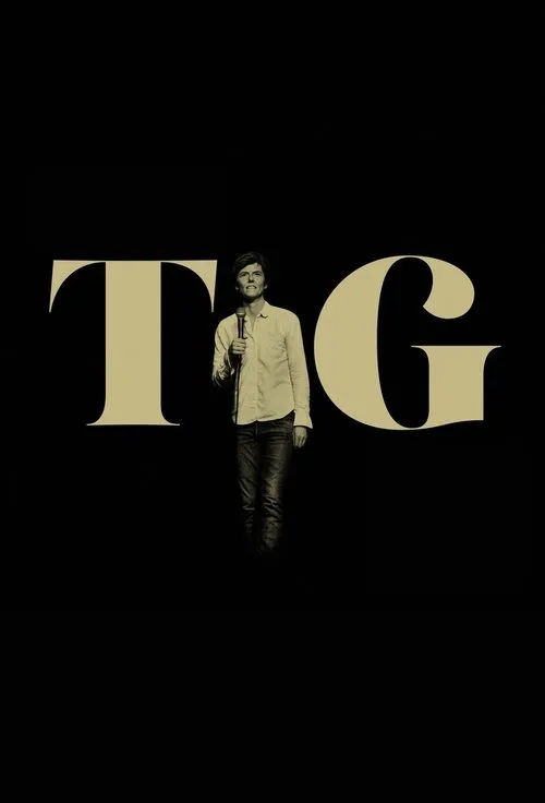 Tig 1 Homem sorrindo com microfone entre letras T e G grandes. Fundo escuro,tom sépia,clima minimalista.