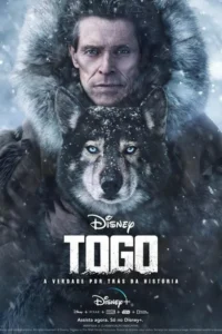Homem sério de casaco de pele abraça um husky de olhos azuis,em um cenário nevado. Neve caindo e clima de aventura.