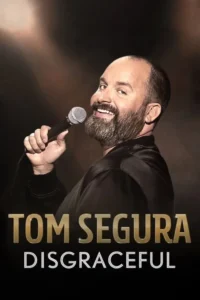 Tom Segura: Disgraceful 4 Comediante barbudo, careca, sorri com microfone na mão. Iluminado por foco de luz quente em palco escuro. Clima de stand-up.