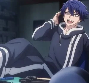 Jovem anime de cabelo azul e moletom escuro sorri com pernas apoiadas, rodeado por ferramentas e armas. Clima descontraído e misterioso.