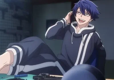 Jovem anime de cabelo azul e moletom escuro sorri com pernas apoiadas, rodeado por ferramentas e armas. Clima descontraído e misterioso.