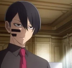 Personagem anime sério de cabelo preto e faixas no rosto, usando gravata rosa, em sala elegante e iluminada.