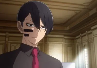 Personagem anime sério de cabelo preto e faixas no rosto, usando gravata rosa, em sala elegante e iluminada.