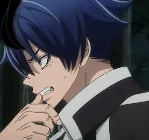 Jovem anime de cabelo azul e preto, mordendo o polegar com expressão ansiosa e suor na testa, em floresta escura.