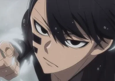 Homem anime de cabelo preto, marcas faciais, estende punho brilhante na chuva com olhar intenso. Cena de ação.