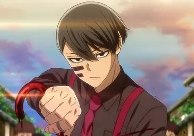 Jovem sério de cabelo escuro e marcas no rosto, segurando objeto ensanguentado. Fundo de rua com casas e céu vibrante. Clima intenso.