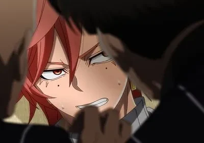 Personagem anime ruivo e irritado com suor no rosto, enquadrado por duas silhuetas escuras. Expressão tensa e confrontacional.