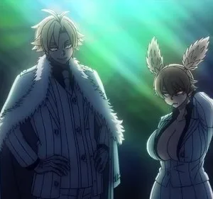 Homem loiro de capa e terno pinstripe sorri ao lado de mulher com orelhas de coelho, terno aberto e semblante sério. Luzes verdes os destacam.