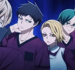 Cinco personagens de anime com roupas roxas e expressões sérias contra fundo escuro. Um usa máscara, outro cachecol vermelho.