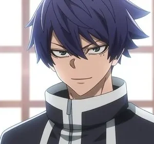 Rosto de jovem anime com cabelo azul espetado, olhos esverdeados e sardas. Sorriso astuto, jaqueta escura, contra fundo claro.