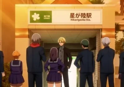 Um grupo de 7 jovens de anime, em uniformes escolares, interage em frente a uma estação de metrô em um dia ensolarado.