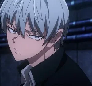 Anime. Jovem de cabelo branco, jaqueta escura e olhar severo em um cenário industrial com canos.